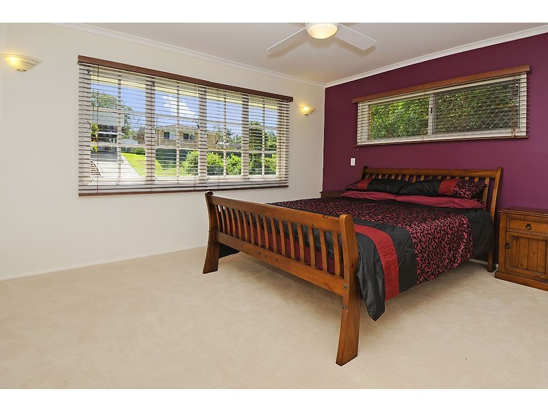 28 Dinterra Ave, Ferny Hills QLD 4055