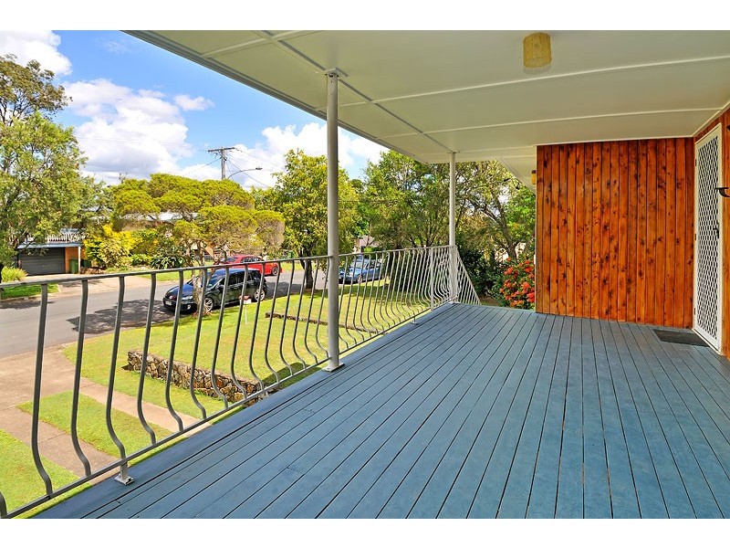 8 Dooloo Cres, Ferny Hills QLD 4055