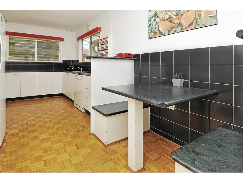 32 Dinterra Ave, Ferny Hills QLD 4055