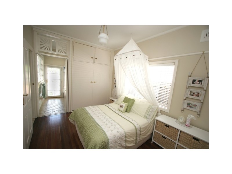 9 Windsor Pde (Minarto Ln), North Narrabeen NSW 2101