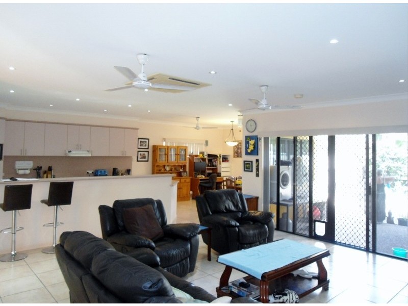 15 LIVISTONIA CLOSE, Bushland Beach QLD 4818