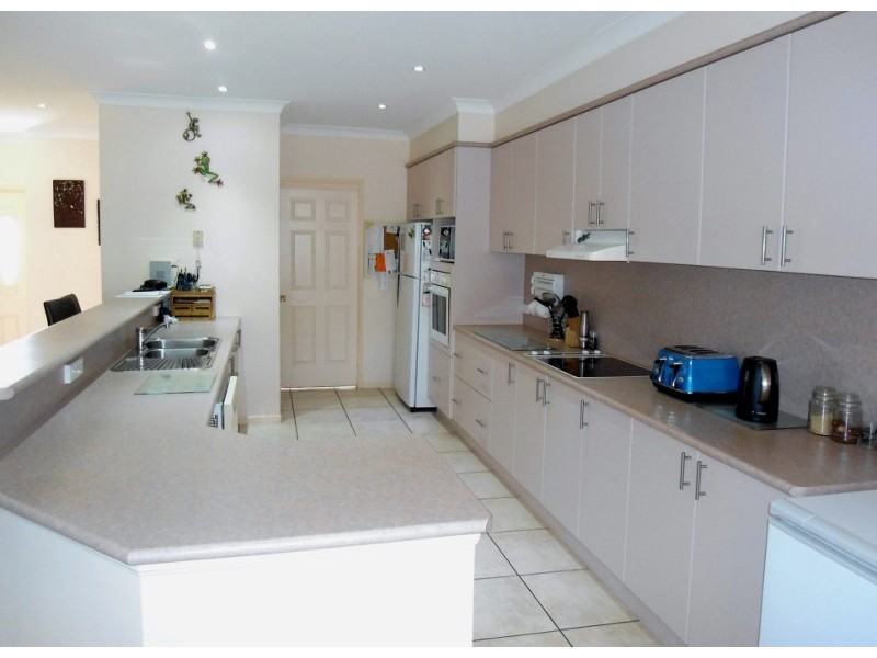 15 LIVISTONIA CLOSE, Bushland Beach QLD 4818