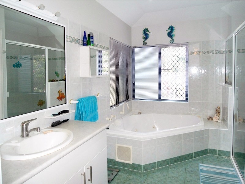 15 LIVISTONIA CLOSE, Bushland Beach QLD 4818