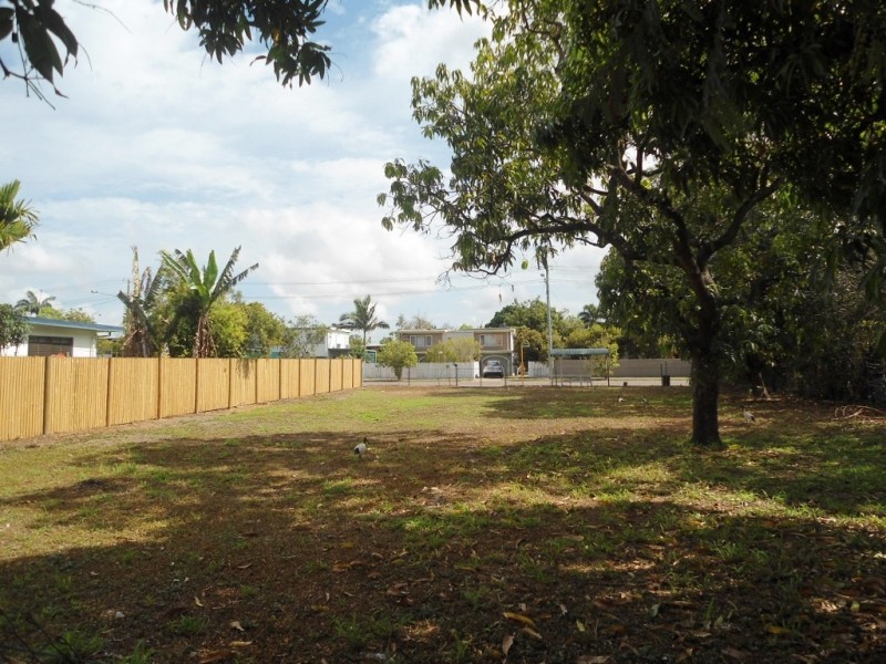 9 VIOLET CRESCENT, Rasmussen QLD 4815