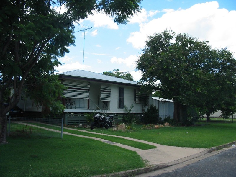 8 Stephenson Street, Moura QLD 4718