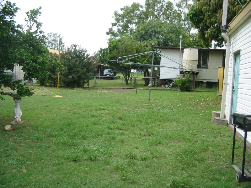 30 Knaggs Street, Moura QLD 4718