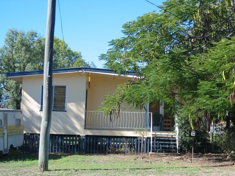 5 Burnham Street, Moura QLD 4718
