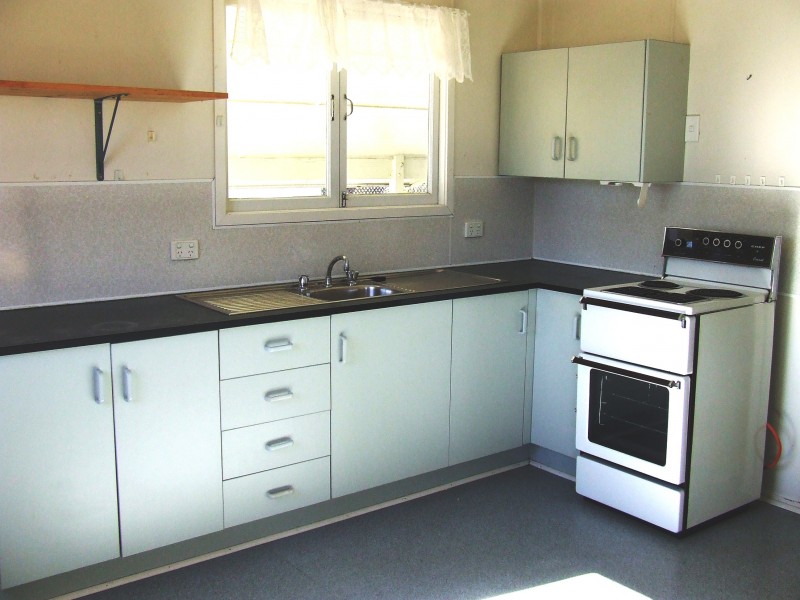 6 Knaggs Street, Moura QLD 4718