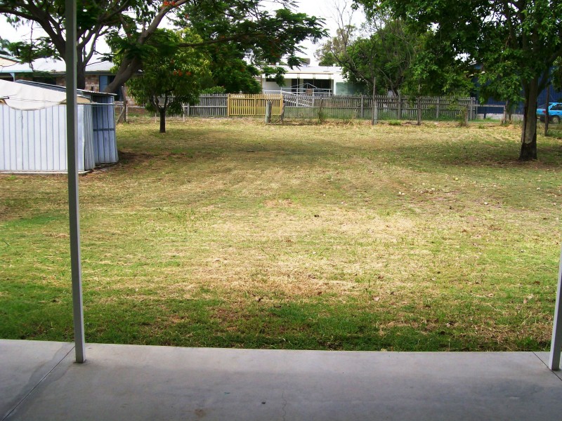 8 Shirley Street, Moura QLD 4718