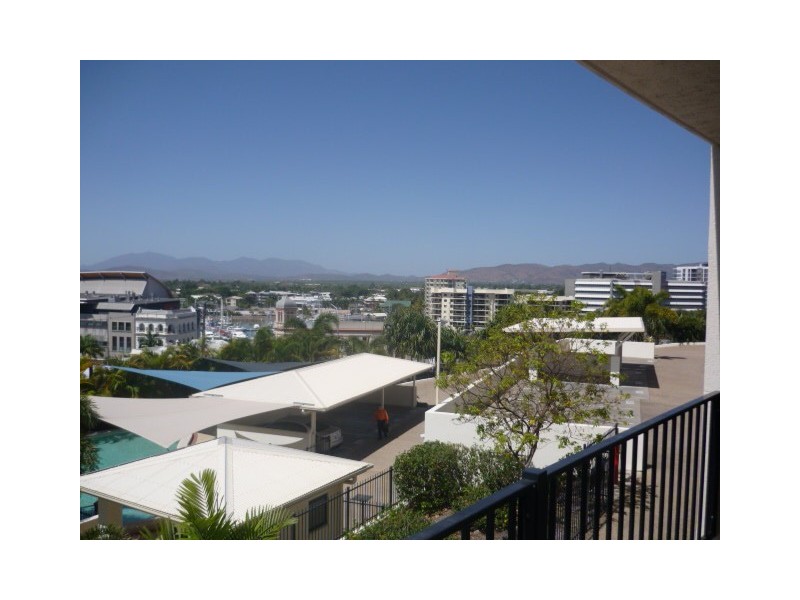 1/2 Cleveland trerrace, Townsville QLD 4810
