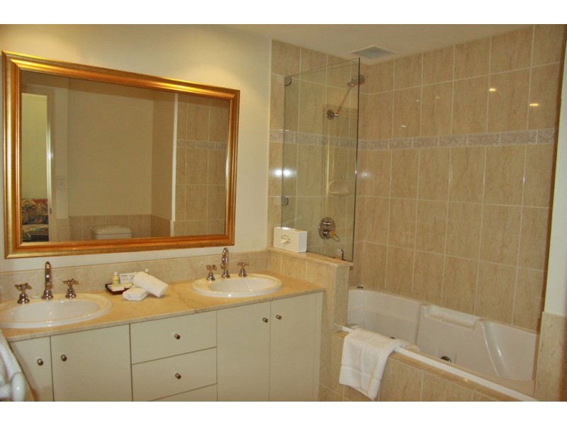 908/2 Greenslopes Street, Cairns North QLD 4870