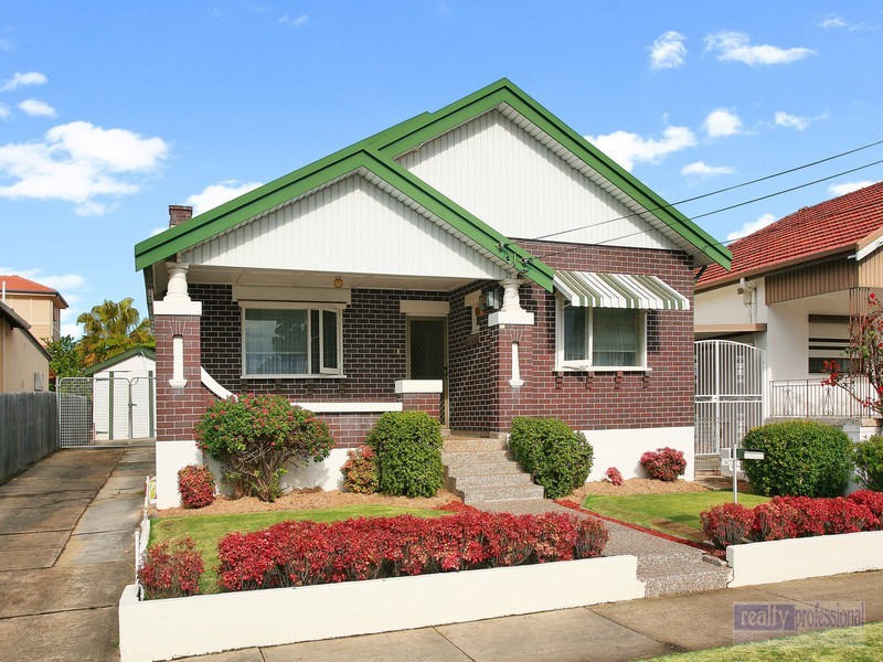 35 Russell St, Russell Lea NSW 2046