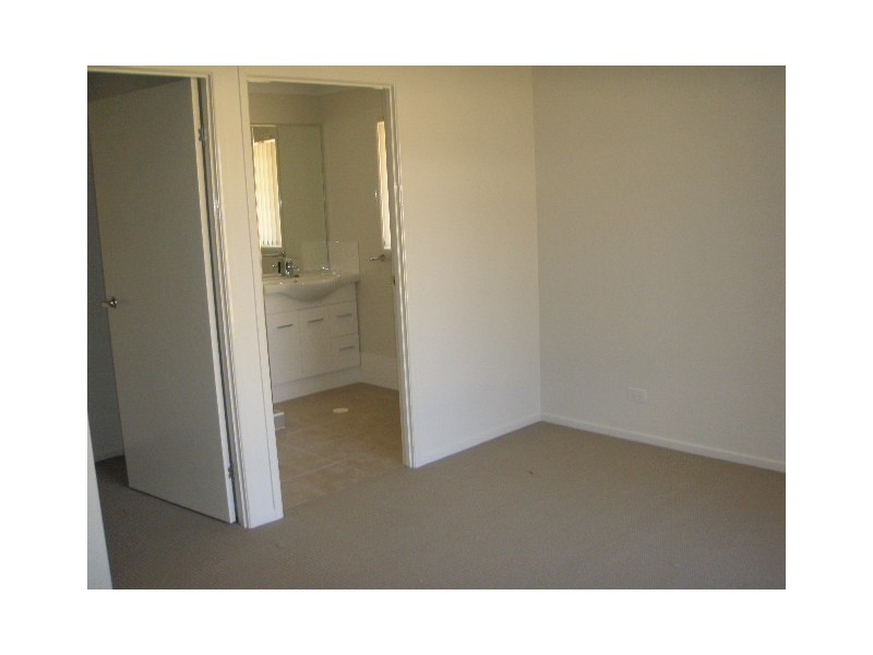 11 Eric Drive, Blackstone QLD 4304