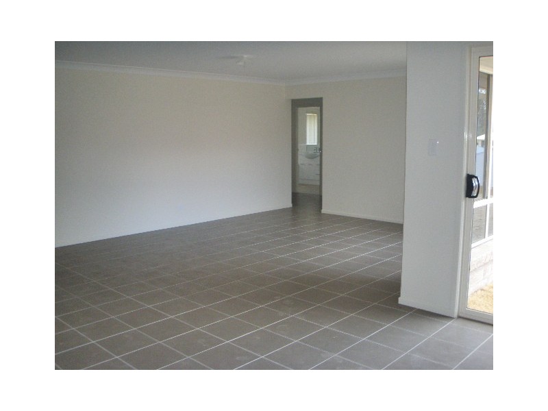 27 Eric Drive, Blackstone QLD 4304