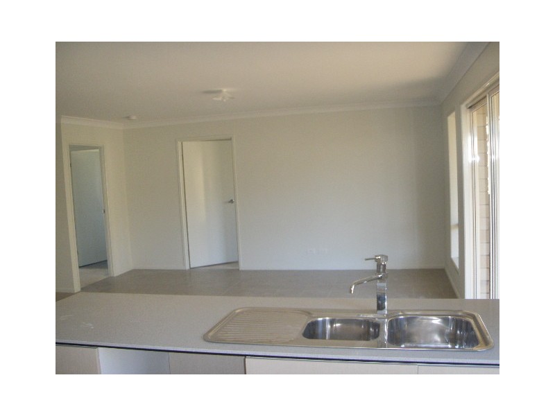 5 Eric Drive, Blackstone QLD 4304