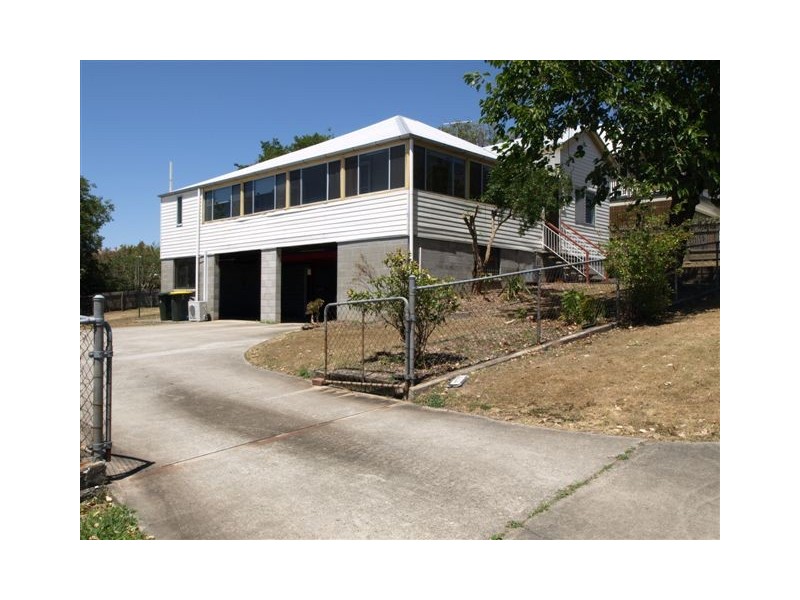 14 SEVENTH AV, Windsor QLD 4030