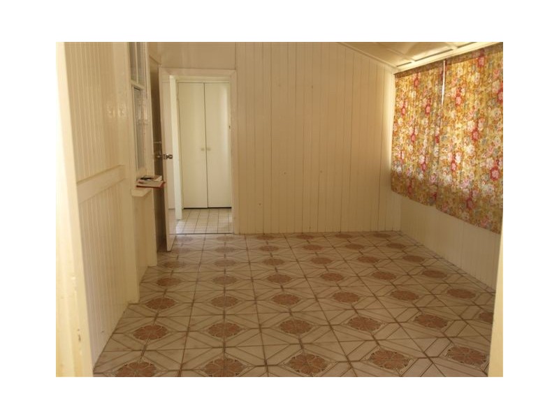 14 SEVENTH AV, Windsor QLD 4030