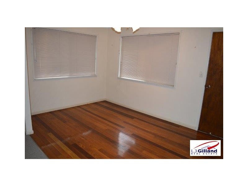 8 Nursery Rd, Holland Park West QLD 4121