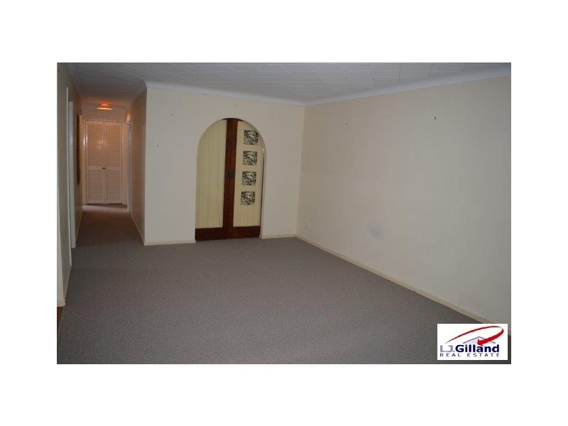 8 Nursery Rd, Holland Park West QLD 4121