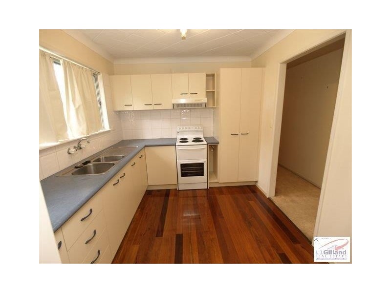 8 Nursery Rd, Holland Park West QLD 4121