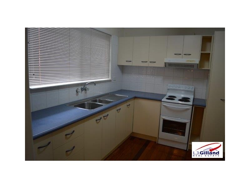 8 Nursery Rd, Holland Park West QLD 4121