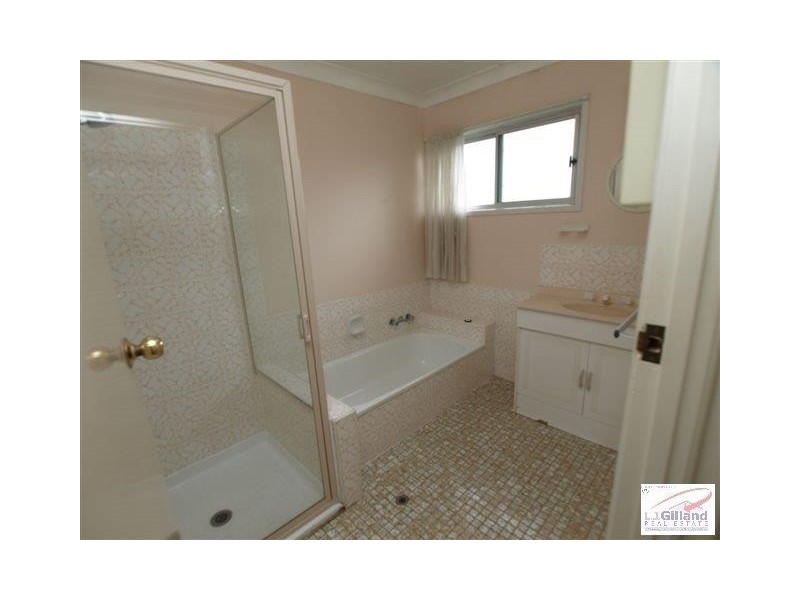 8 Nursery Rd, Holland Park West QLD 4121