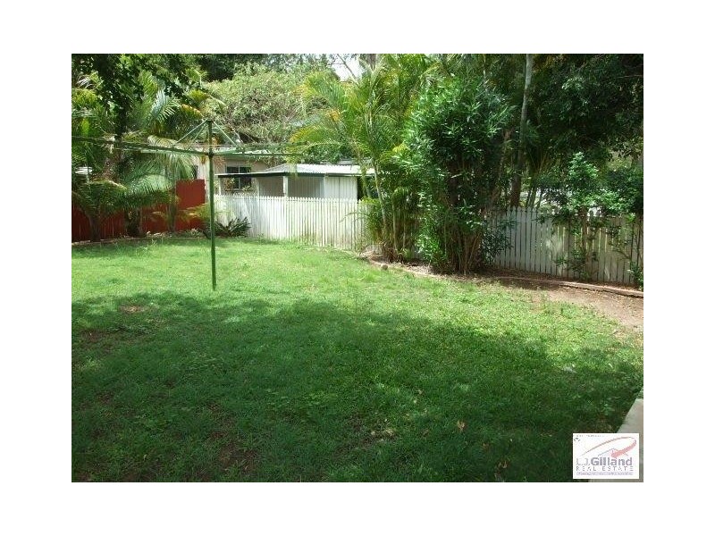 8 Nursery Rd, Holland Park West QLD 4121