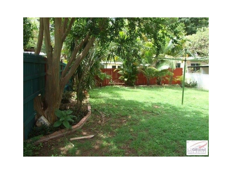 8 Nursery Rd, Holland Park West QLD 4121