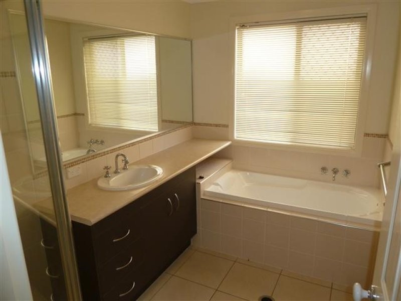 11 St Clair Court, Redland Bay QLD 4165