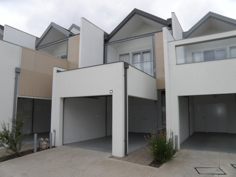 16/9 Greg Norman Drive, Sanctuary Lakes VIC 3030