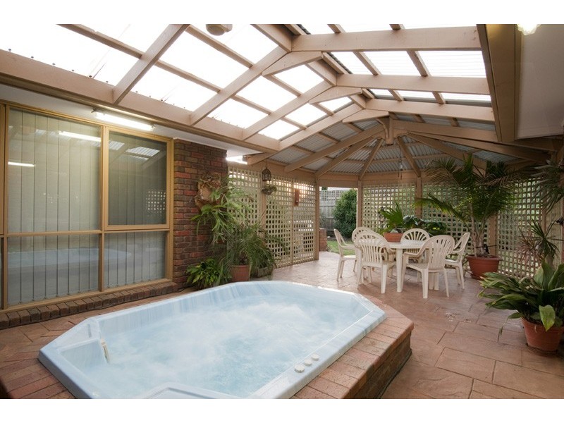 27 Wynarka Drive, Hoppers Crossing VIC 3029