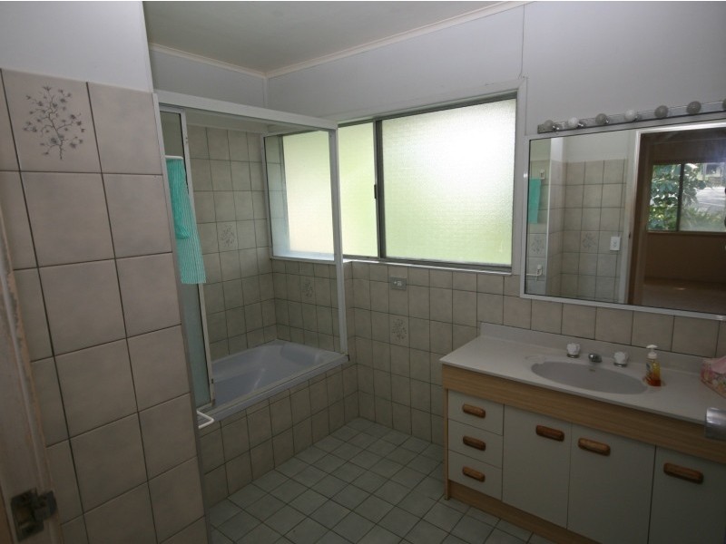 156 Burbong St, Chapel Hill QLD 4069