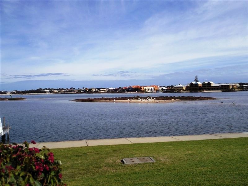 10/11 Leslie Street, Dudley Park WA 6210