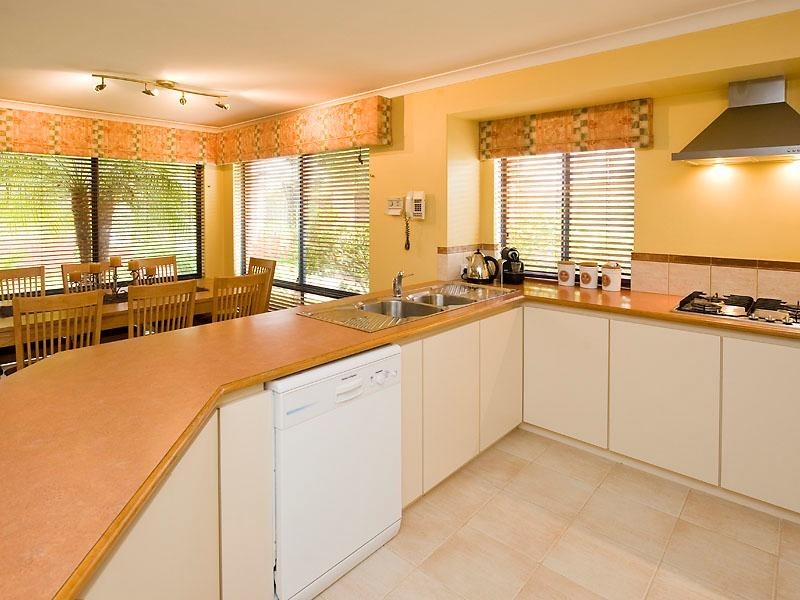 14 Suncrest Meander, Meadow Springs WA 6210