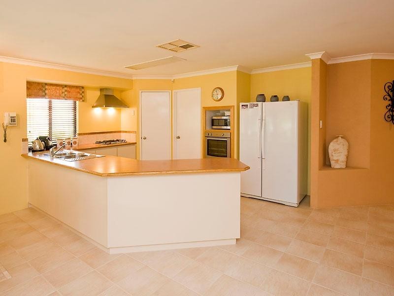 14 Suncrest Meander, Meadow Springs WA 6210