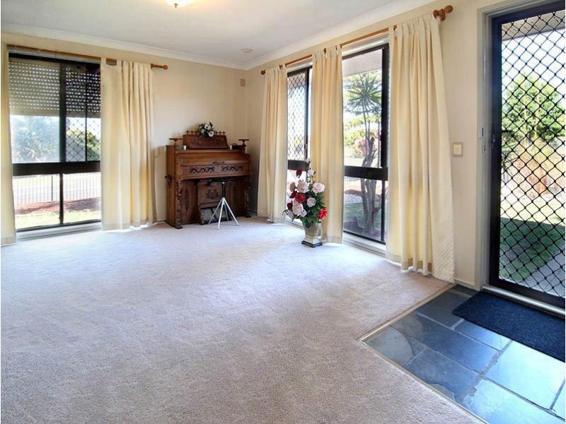 6 Homebush Drive, Regents Park QLD 4118