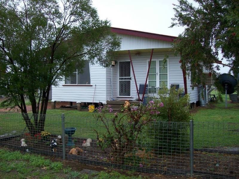 4 Moore St, Dirranbandi QLD 4486