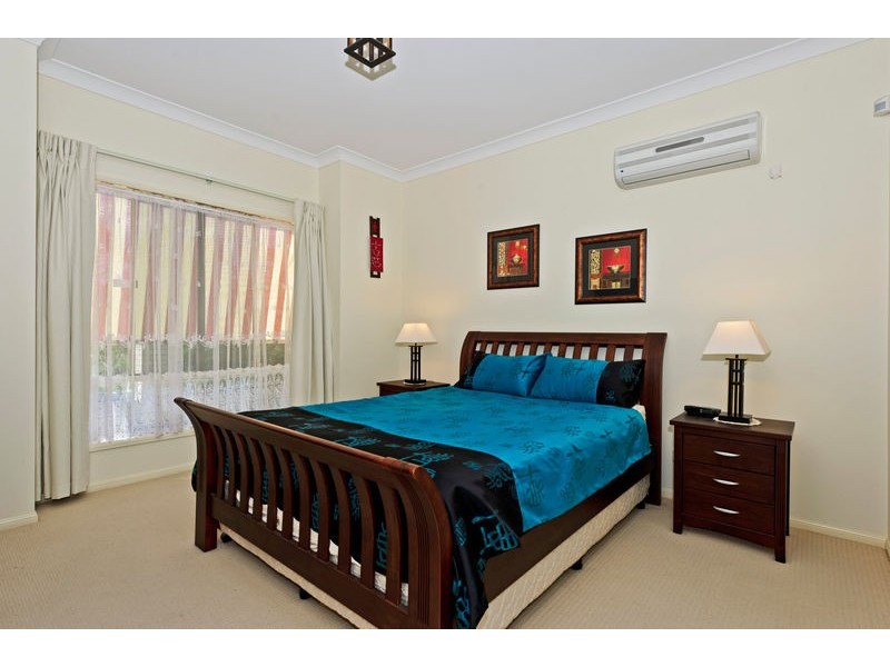 8 Carmarthen Ccrt, Pacific Pines QLD 4211