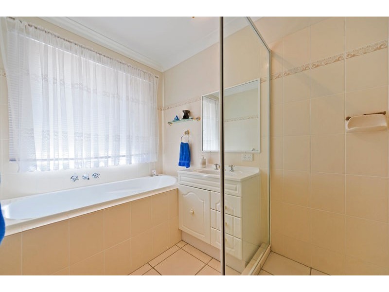 8 Carmarthen Ccrt, Pacific Pines QLD 4211