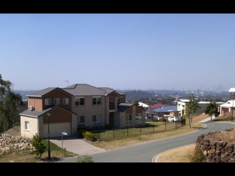 33 Tara Vista Blvd, Highland Park QLD 4211