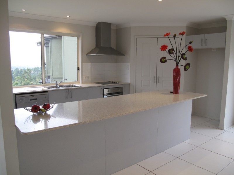 33 Tara Vista Blvd, Highland Park QLD 4211