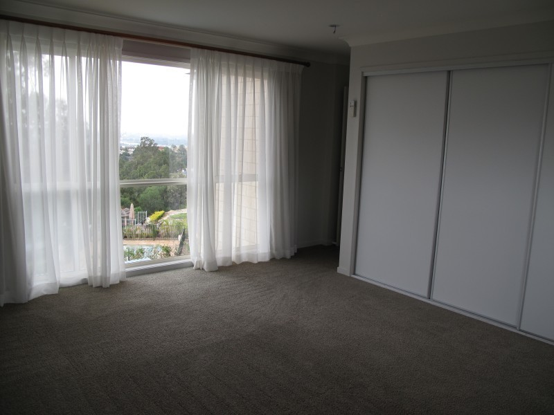 33 Tara Vista Blvd, Highland Park QLD 4211