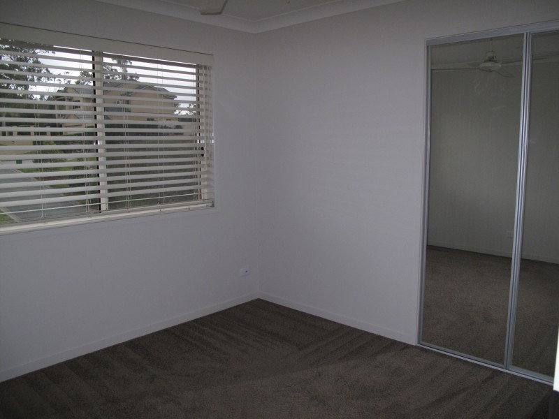 33 Tara Vista Blvd, Highland Park QLD 4211