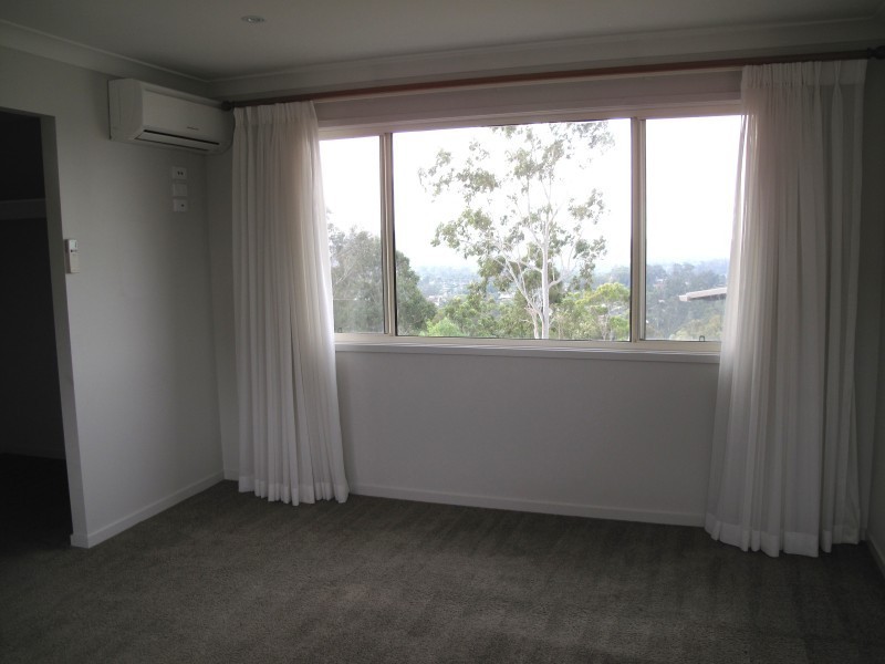 33 Tara Vista Blvd, Highland Park QLD 4211