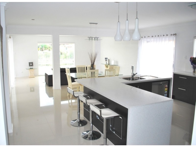 2 Lakeside Ct, Windaroo QLD 4207