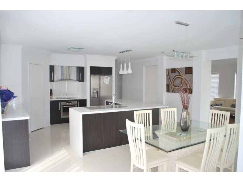 2 Lakeside Ct, Windaroo QLD 4207