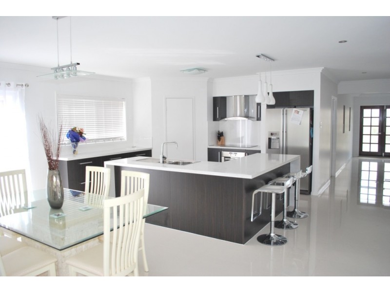 2 Lakeside Ct, Windaroo QLD 4207