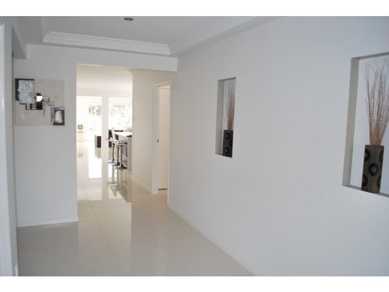 2 Lakeside Ct, Windaroo QLD 4207