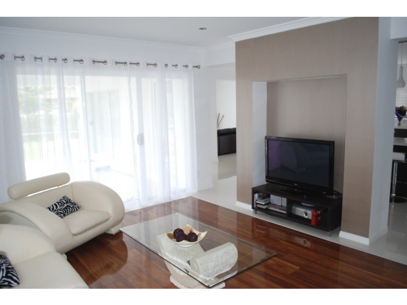 2 Lakeside Ct, Windaroo QLD 4207