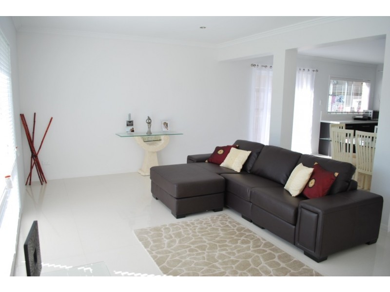 2 Lakeside Ct, Windaroo QLD 4207